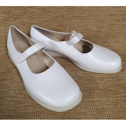 112 - A pair of Ladies Shoes by Agnes B France. White Leather. Pre-owned, as new. Size 39. Good condition ... 