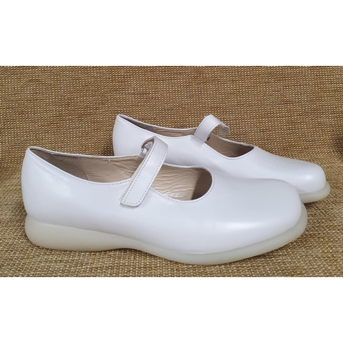 112 - A pair of Ladies Shoes by Agnes B France. White Leather. Pre-owned, as new. Size 39. Good condition ... 