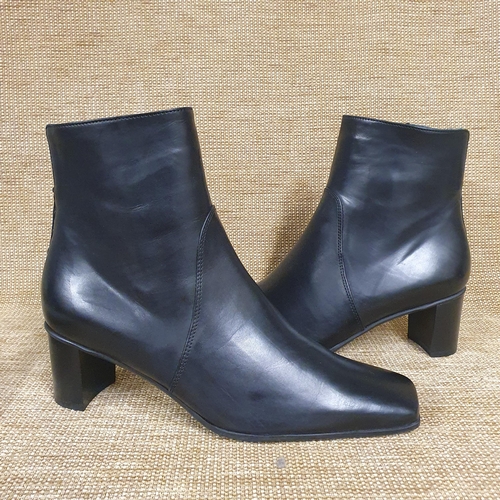 120 - A pair of Ladies Boots by Pierre Varini. Black Leather. Pre-owned, as new, never worn . size 38.5. R... 