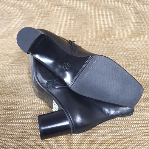 120 - A pair of Ladies Boots by Pierre Varini. Black Leather. Pre-owned, as new, never worn . size 38.5. R... 