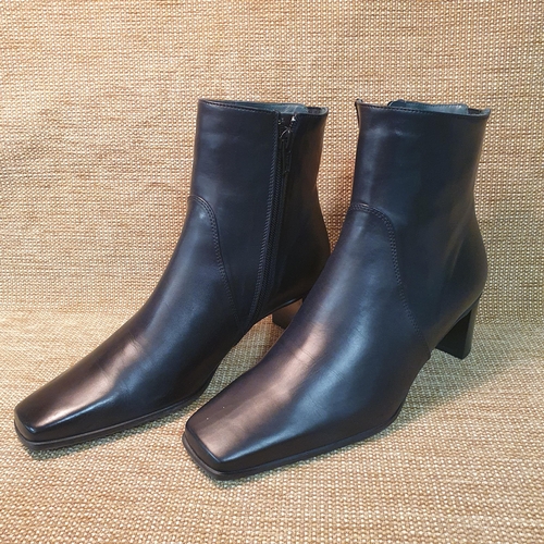 120 - A pair of Ladies Boots by Pierre Varini. Black Leather. Pre-owned, as new, never worn . size 38.5. R... 