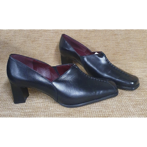 125 - A pair of Ladies Shoes by Sweet de Pindiere France . Black Leather. Pre-Owned, as new, never worn, e... 