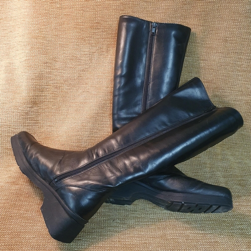 137 - A pair of Ladies Long Boots by Russell & Bromley for Aquatalia. Black Leather, Size 39.
Pre-owned, e... 