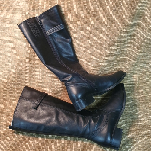 138 - A pair of Ladies Long Boots by Vera Comma for Lara Manni. Black Leather, Size 38.
Pre-owned, excelle... 