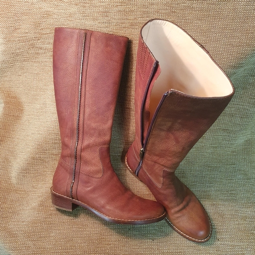 140 - A pair of Ladies Long Boots by Hobbs Italy. Tan Leather, Size 38.5. Pre-owned, excellent condition. ... 