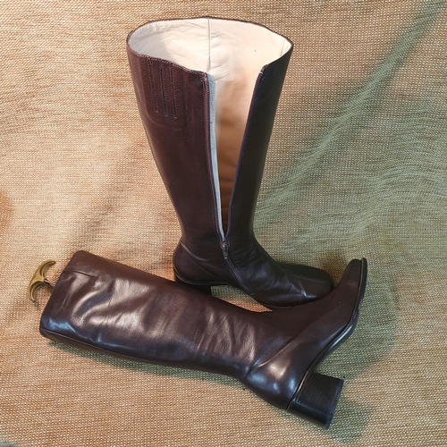 141 - A pair of Ladies Long Boots by Russell & Bromley Bond St London. Dark Brown Leather, Size 38.5.
Pre-... 