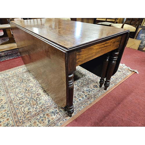 264 - A good early Georgian Mahogany large Dropleaf Table of superb quality with plum mahogany top on turn... 