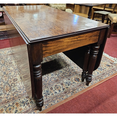 264 - A good early Georgian Mahogany large Dropleaf Table of superb quality with plum mahogany top on turn... 