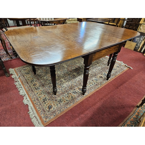 264 - A good early Georgian Mahogany large Dropleaf Table of superb quality with plum mahogany top on turn... 