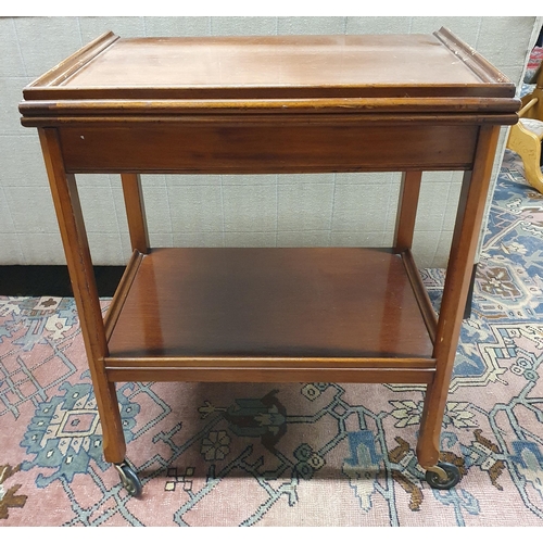 291 - An early to mid Century Mahogany Trolly with tray top.
W 60 x D 41 x H 75 cm approx.