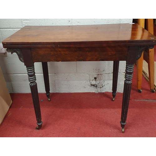 961 - An early 19th Century Mahogany foldover Card Table on turned fluted supports.
H 74 x W 92 x D 45 cm ... 