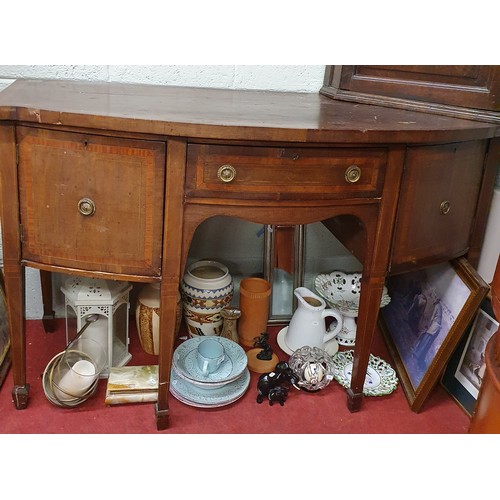 1031 - An Edwardian Mahogany and Inlaid bow fronted Sideboard on square tapered supports. 153 x 68 x H 94 c... 