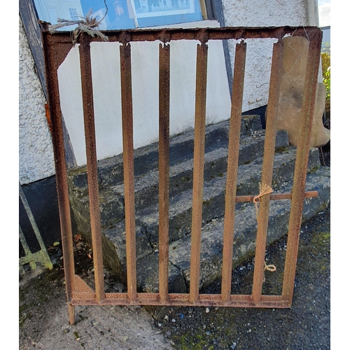 1087 - A small wrought Iron stock Gate, work required.
H 123 x L 110 cm approx.