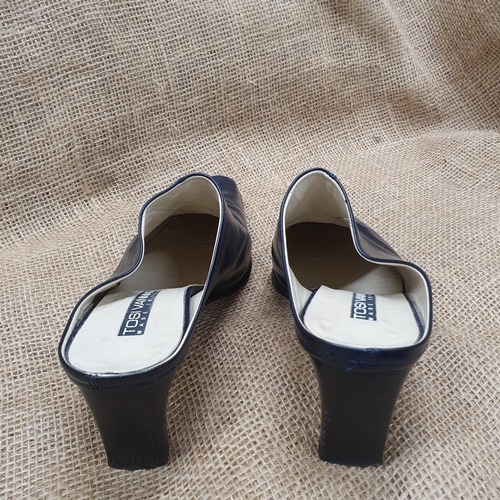 113 - A pair of Ladies Shoes by Tosi Vannino of Italy. Navy Leather. Pre-owned, as new. Size 38.5. Excelle... 