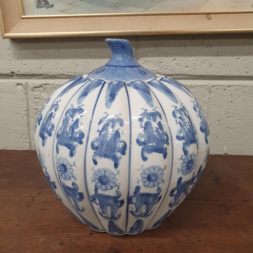 1285 - A large Oriental Blue and White lidded Pot. H 25 cm approx.