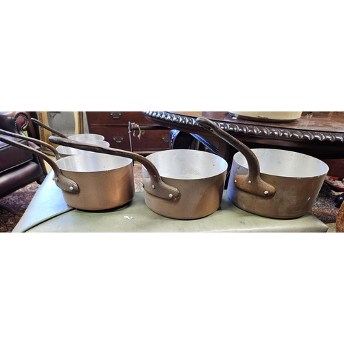 195 - A good graduated set of Copper Saucepans with cast iron handles.
H 10 x D 20 cm approx.