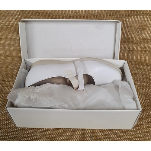 112 - A pair of Ladies Shoes by Agnes B France. White Leather. Pre-owned, as new. Size 39. Good condition ... 