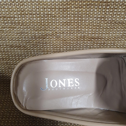 108 - A pair of Ladies Shoes by Jones. Tan Leather Flats, Pre-owned, as new, never worn. Size 39. Excellen... 