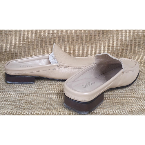 108 - A pair of Ladies Shoes by Jones. Tan Leather Flats, Pre-owned, as new, never worn. Size 39. Excellen... 