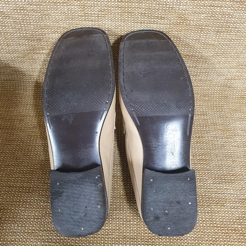 108 - A pair of Ladies Shoes by Jones. Tan Leather Flats, Pre-owned, as new, never worn. Size 39. Excellen... 