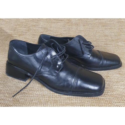 103 - A pair of Ladies Shoes by Russell & Bromley London. Black Leather. Pre-owned, as new. Size 39. Excel... 