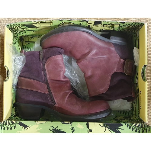 126 - A pair of Ladies Boots by FLY of London. Purple Leather & Suede. Pre-owned, as new. Size 38. Excelle... 