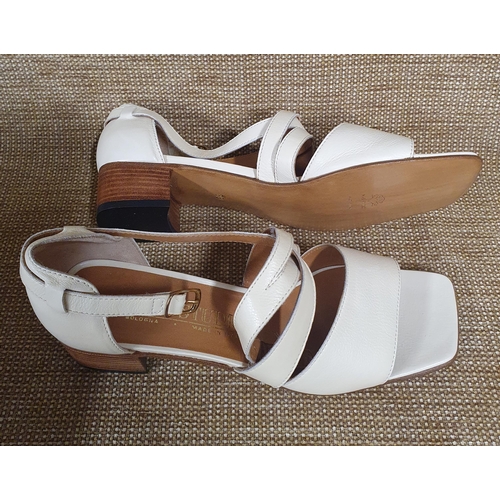 123 - A pair of Ladies Shoes by MAB Studio Bologna Italy. Cream Leather. Pre-Owned, as new, never worn, ex... 