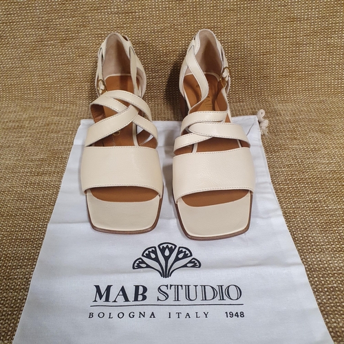 123 - A pair of Ladies Shoes by MAB Studio Bologna Italy. Cream Leather. Pre-Owned, as new, never worn, ex... 