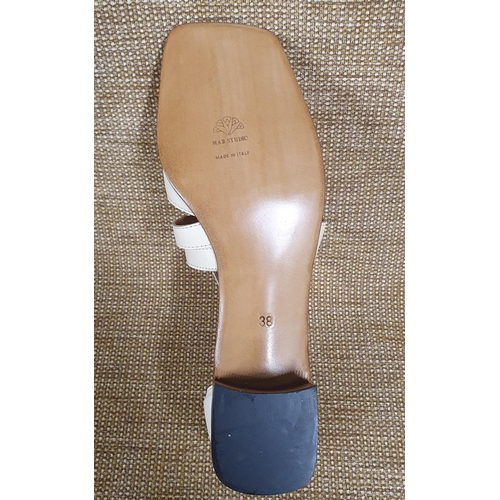 123 - A pair of Ladies Shoes by MAB Studio Bologna Italy. Cream Leather. Pre-Owned, as new, never worn, ex... 