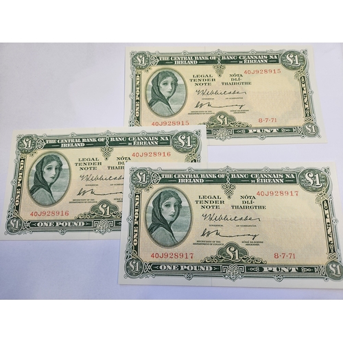 291 - A set of three 1971 consecutive numbered £1 notes serial number, 40J928915 - 17.
The Central Bank of... 