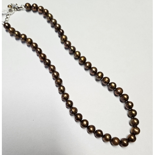 334 - A good set of cultured Pearl Necklet with a Silver clasp.