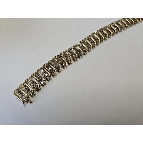 369 - A 14ct Gold and Diamond Bracelet with an approx Diamond weight 4cts.