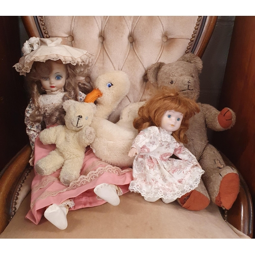 943 - A quantity of vintage Dolls and Teddies.