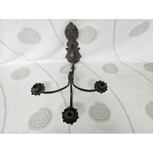 217 - A good quality late 19th Century - early 20th Century three branch wall mounted Sconce.
36 x 44 cm a... 