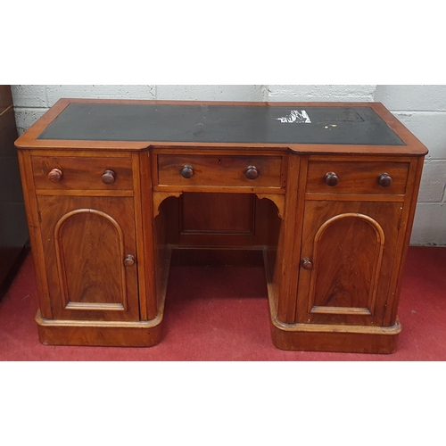 782 - A 19th Century Mahogany leather topped Desk.
130 x 52 x H 78 cm approx.