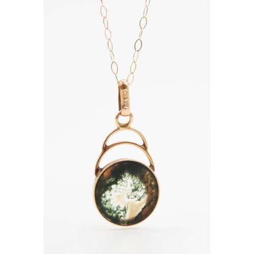 298A - Moss Agate Set of circular form. 9ct Yellow Gold Pendant 2cm high set on 9ct Yellow Gold Chain 40cm ... 