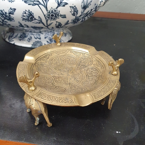 784 - An early 20th Century Brass Art Nouveau Fender along with a Brass coal scuttle and other items .
Fen... 