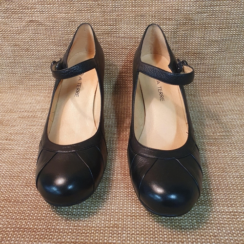 100 - A pair of Pied a Terre Ladies Black Leather Shoes. Pre-owned, as new. Size 38. Excellent condition r... 