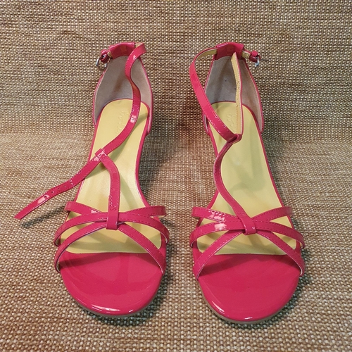 106 - A pair of Ladies Shoes by Boden. Pink Leather
pre-owned, as new, never worn. Size 39. Excellent cond... 