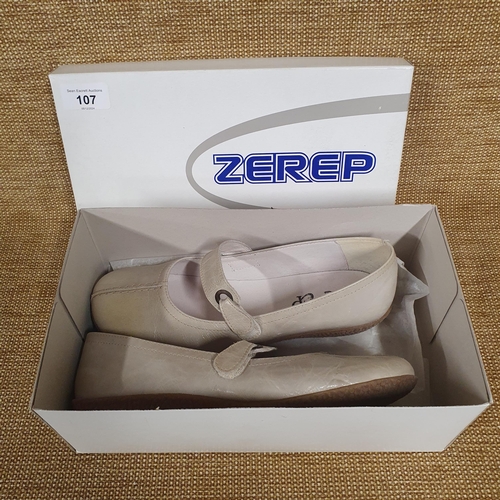 107 - A pair of Ladies Shoes by Zerep. Green Leather.
Pre-owned, as new. Size 39. Excellent condition reta... 