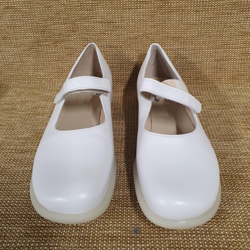 112 - A pair of Ladies Shoes by Agnes B France. White Leather. Pre-owned, as new. Size 39. Good condition ... 