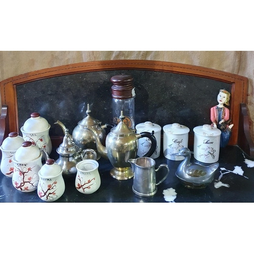 1371 - A quantity of vintage and other Ceramics