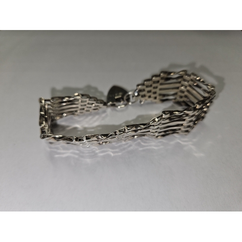 300 - A good Silver gate Bracelet.