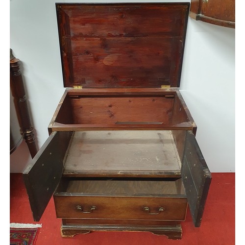 559 - A good Georgian Mahogany Commode with lift up lid and twin blind drawer front. 71 x 47 x H 78 cm app... 