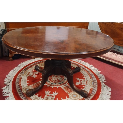 646 - A Victorian Walnut and Burr Walnut oval Supper Table on quatrefoil base.
135 x 96 x H 69 cm approx.