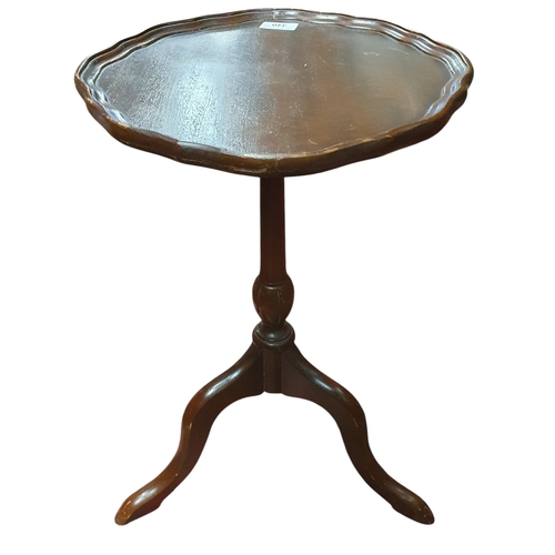 440 - A reproduction Mahogany and Veneered gallery topped Lamp Table on tripod supports. 33 x 53 cm approx... 