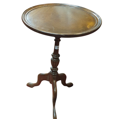 441 - A reproduction Mahogany and Veneered gallery top Lamp Table on tripod supports.
37 x 55 cm approx.