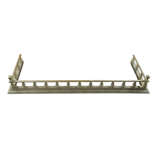 53 - A good early 20th Century Brass Fender. Ope 117 x 33 x H 12 cm approx.