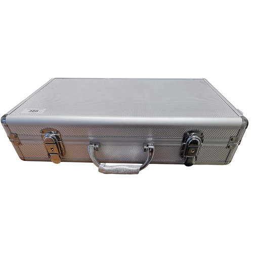 386 - An extremely large quantity of primarily British Pennies, some Irish. In a metal coin case.