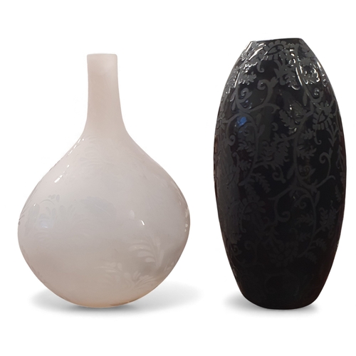 477 - A good quantity of Cloudy and coloured glassware to include Vases, Centre Dishes etc.